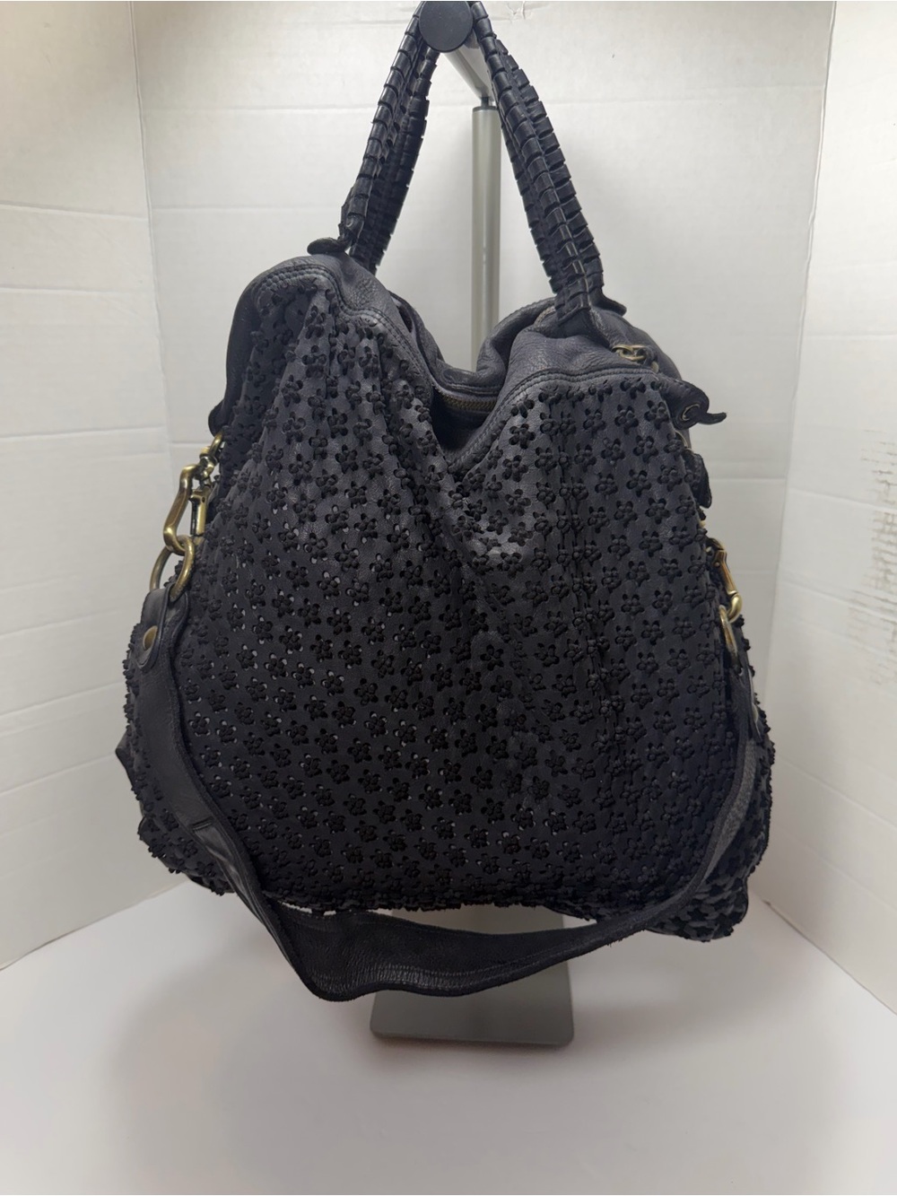 ERRELLEVENTIDUE RL22 hobo bag in black leather with a floral cutout pattern